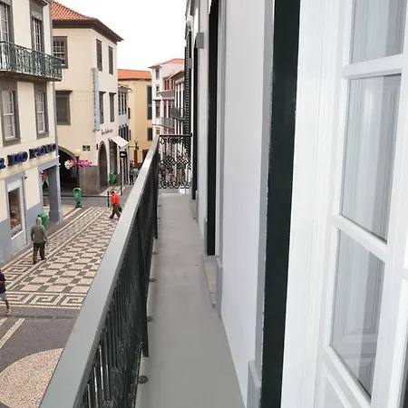 Edificio Charles 103 *