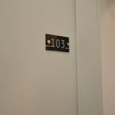 Edificio Charles 103 * Φουνκάλ