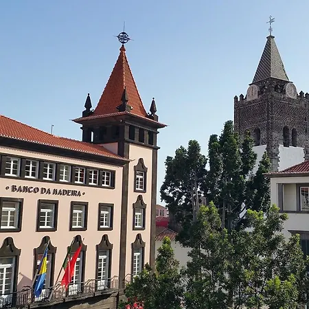 Edificio Charles 103 *