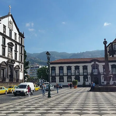 Edificio Charles 103 * Φουνκάλ