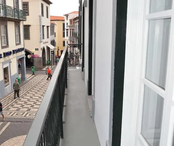 Edificio Charles 103 *