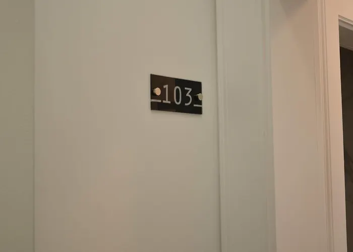 Edificio Charles 103 * Φουνκάλ