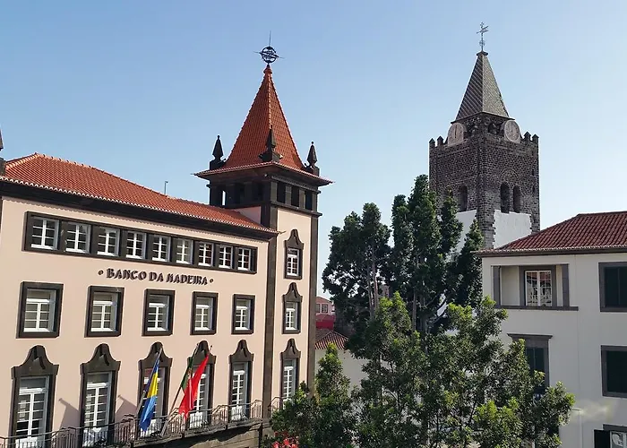 Edificio Charles 103 *