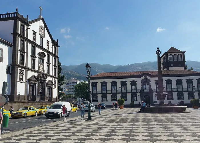 Edificio Charles 103 * Φουνκάλ